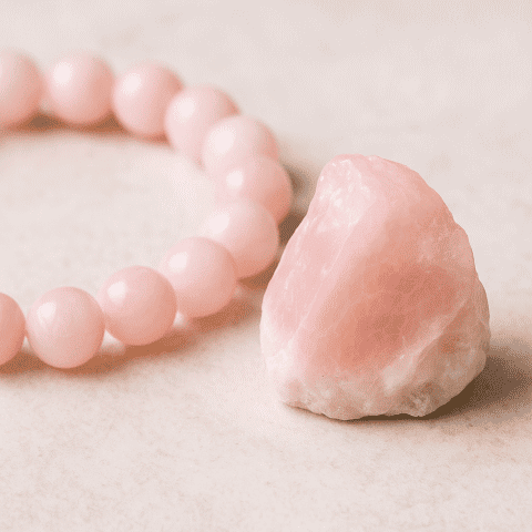 ピンクオパールのブレスレットと原石｜恋愛運を高める優しいピンクのパワーストーン